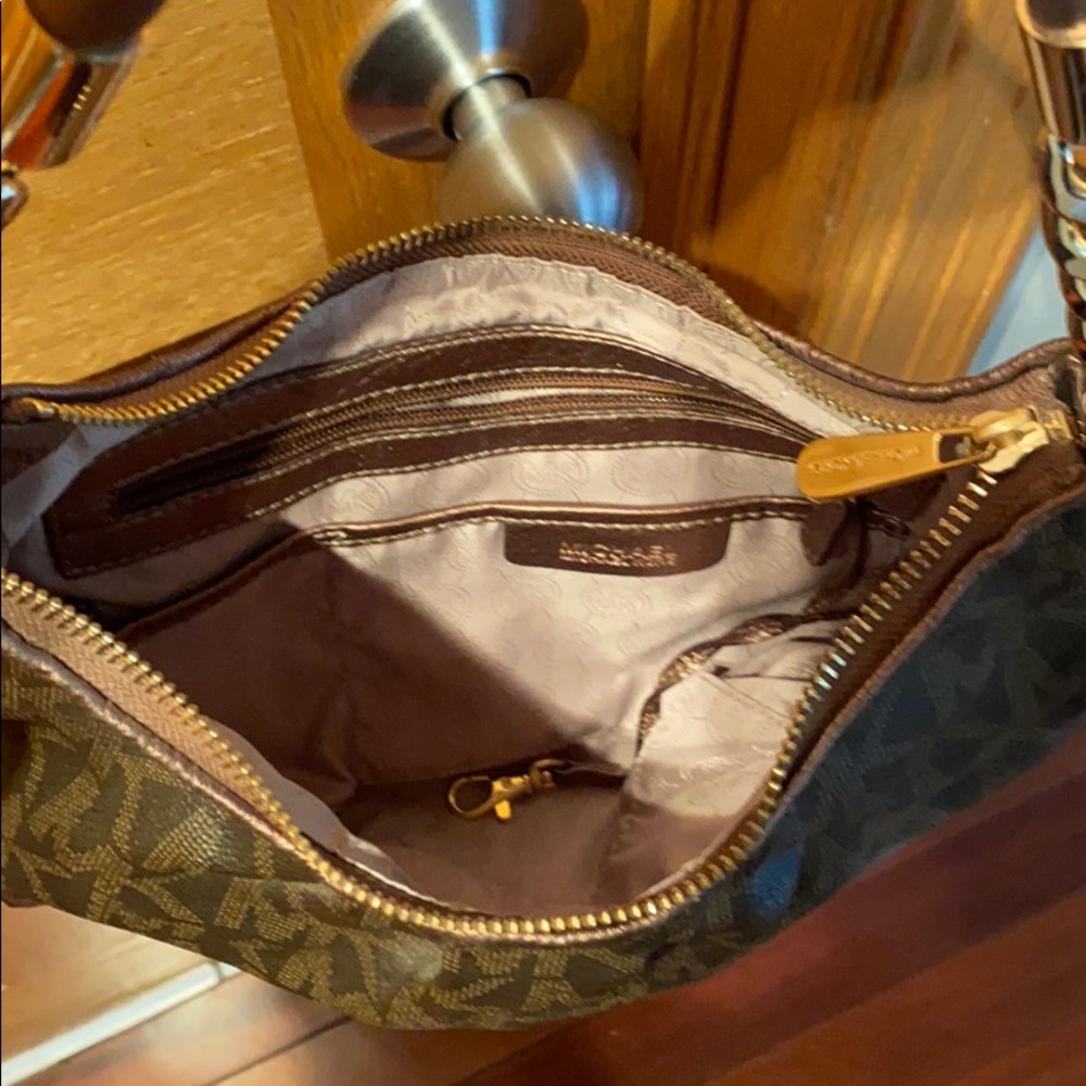 Michael Kors small signature hobo bag - Picture 6 of 9